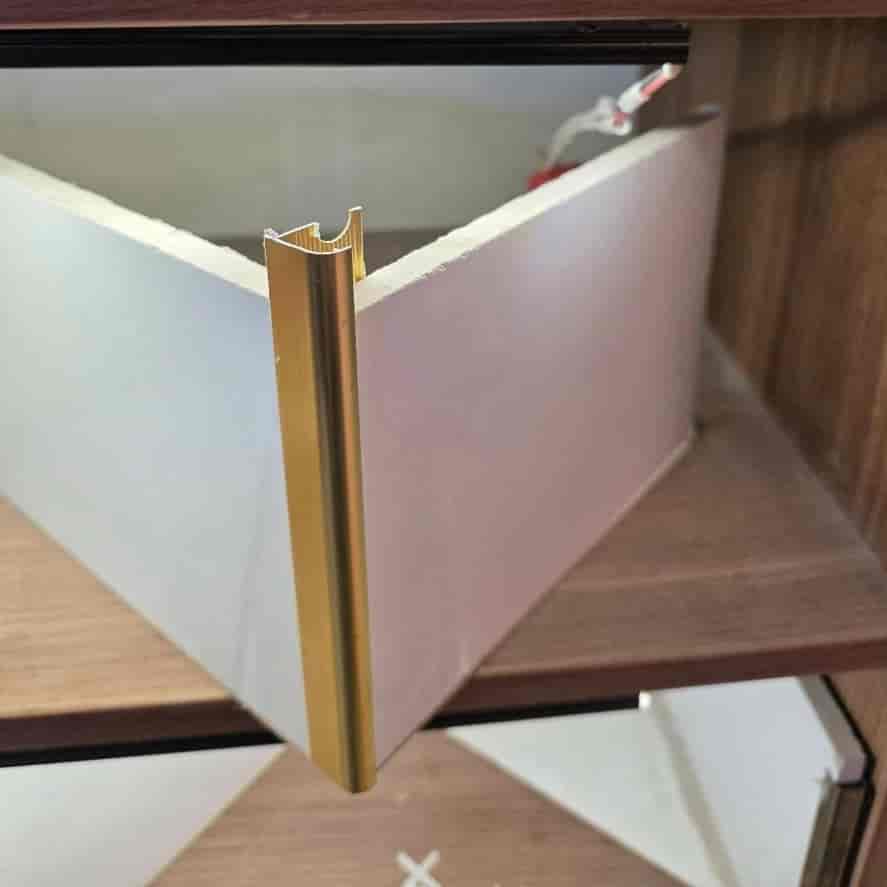نوار کنج کاشی ۹۰ درجه